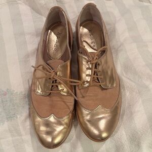 Hinge Women's Metallic Lace-Up Oxfords